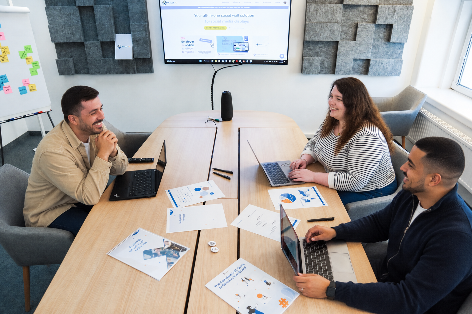 Atelier de conception pédagogique : équipe pluridisciplinaire échangeant autour d'un projet sur mesure en bureau moderne
