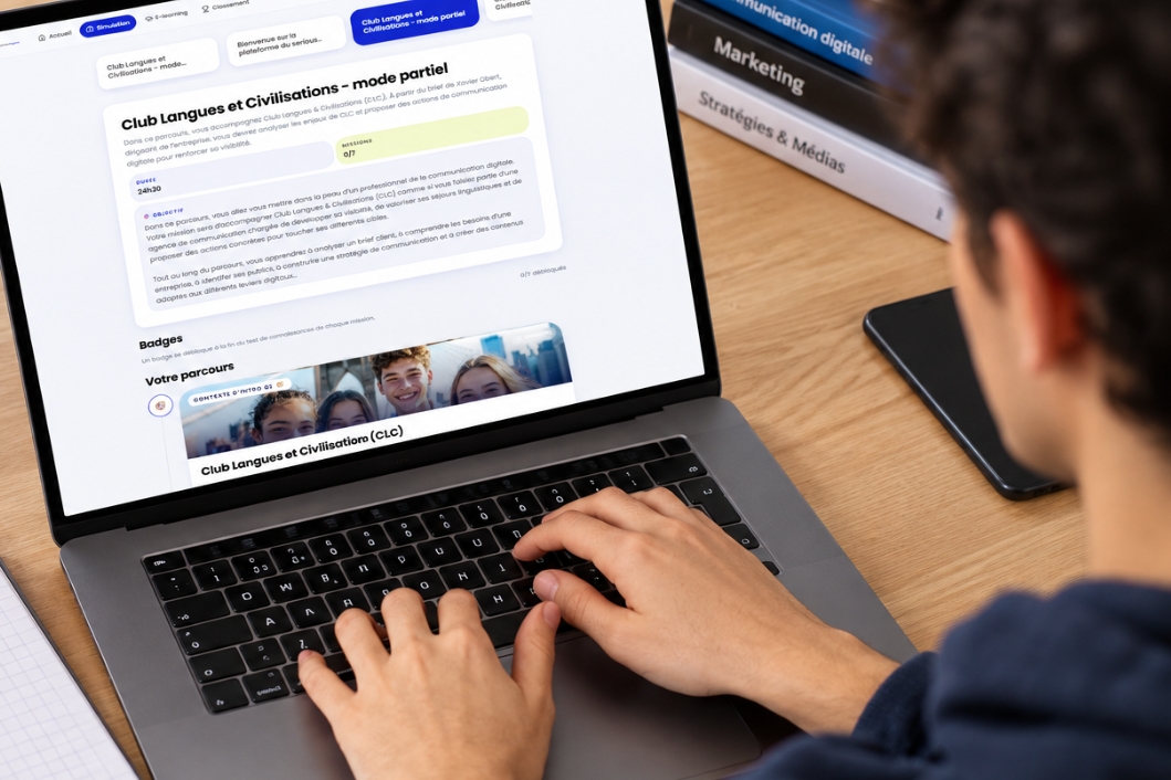 Étudiant travaillant sur une simulation de cas d'entreprise sur ordinateur