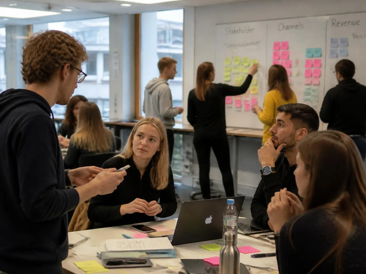 Étudiants en atelier collaboratif dans un établissement d’enseignement supérieur