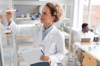 Plongez au cœur d’un laboratoire pour concevoir et piloter une stratégie marketing et digitale de A à Z.