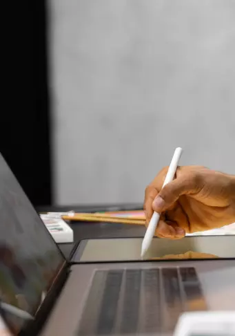 Créer des parcours adaptés aux besoins des apprenants et aux objectifs stratégiques.