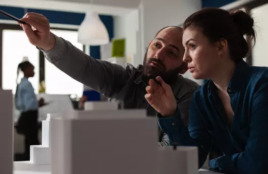 Structurer la montée en compétences grâce à des parcours réfléchis sur le long terme, avec une ingénierie et une conception pédagogique adaptées à vos besoins spécifiques.